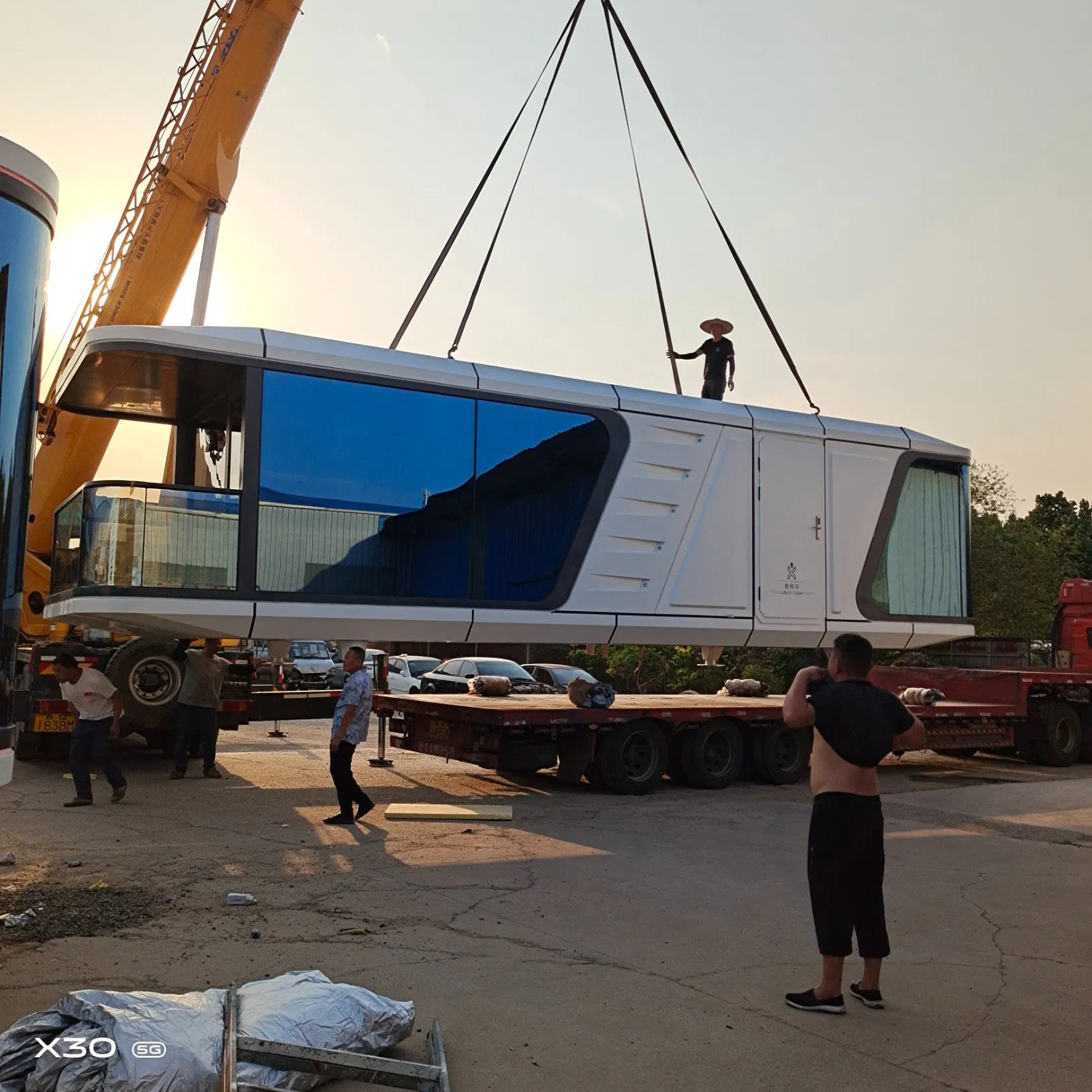 Custom 20FT 40FT Apple Cabin Modular Prefabricated House Capsule Prefab Mobile Homes for Australia