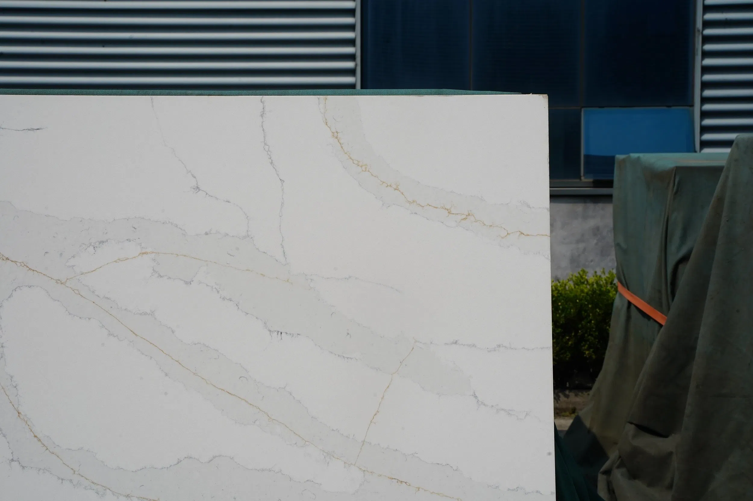 High Quality Quartz for Stone Kitchen Countertops Artificial Calacatta Horizon Starlight Pure Spark White Quartz More Affordable Compare with Marble