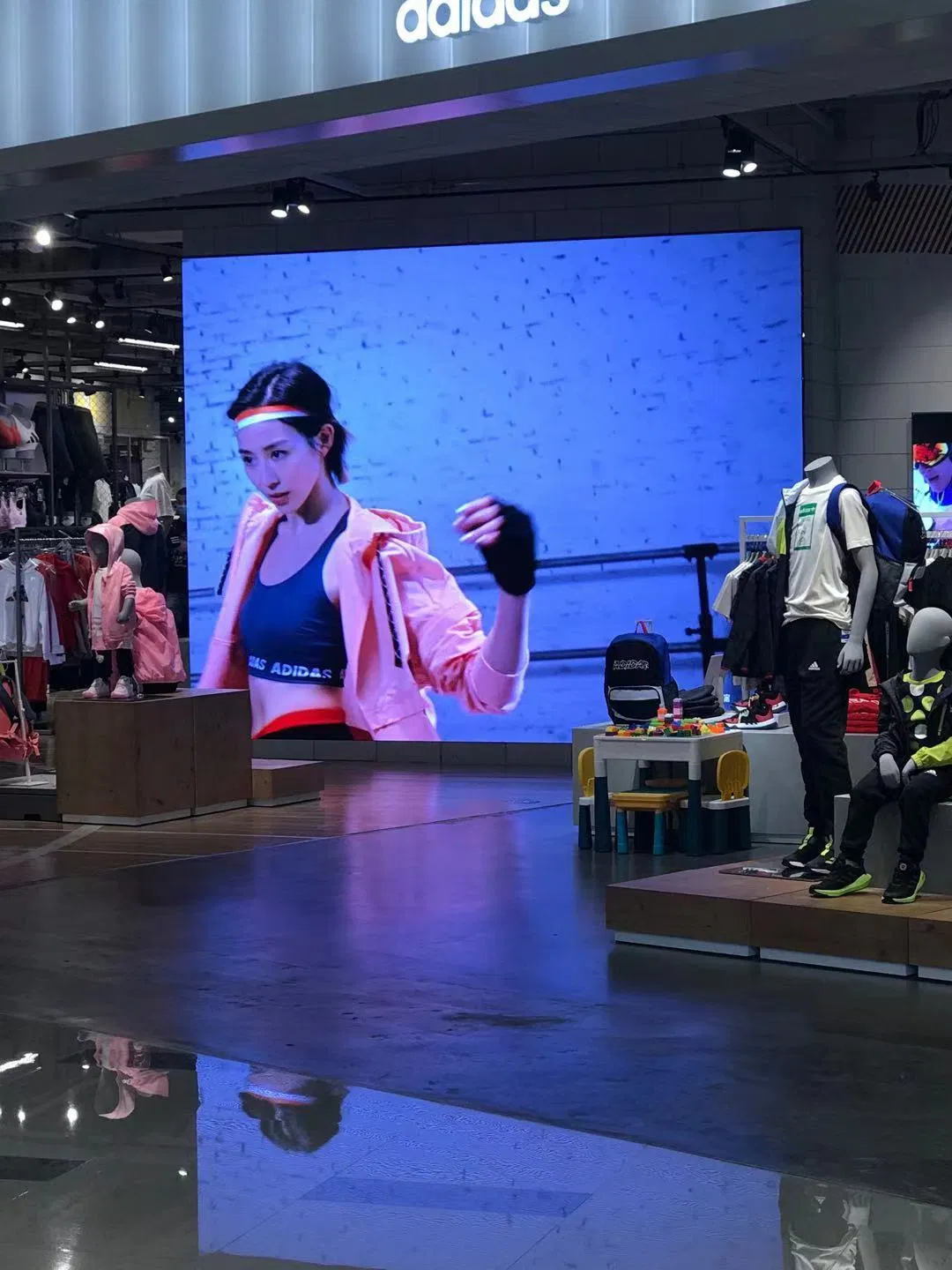 Digital Advertising Screens P2.5 P3 Indoor High Brightness Shop Window LED Display