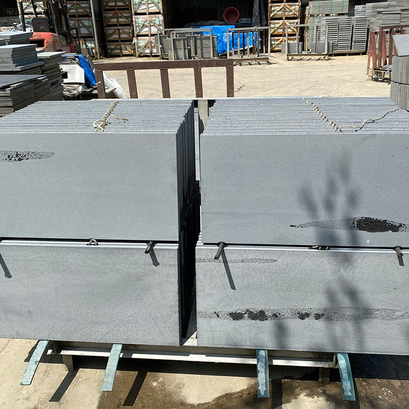 Natural Dark Grey/Black Honed Bluestone Basalt Stone Paving with Water-Sealer for Flooring Tiles/Paver Price