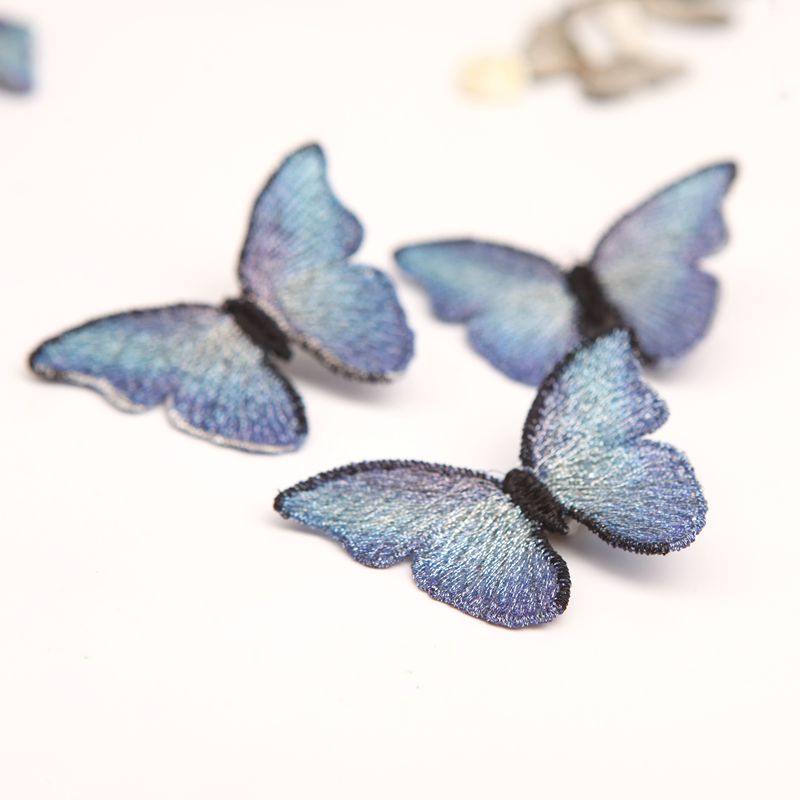 Нашивка вышитая бабочка термоклеевая