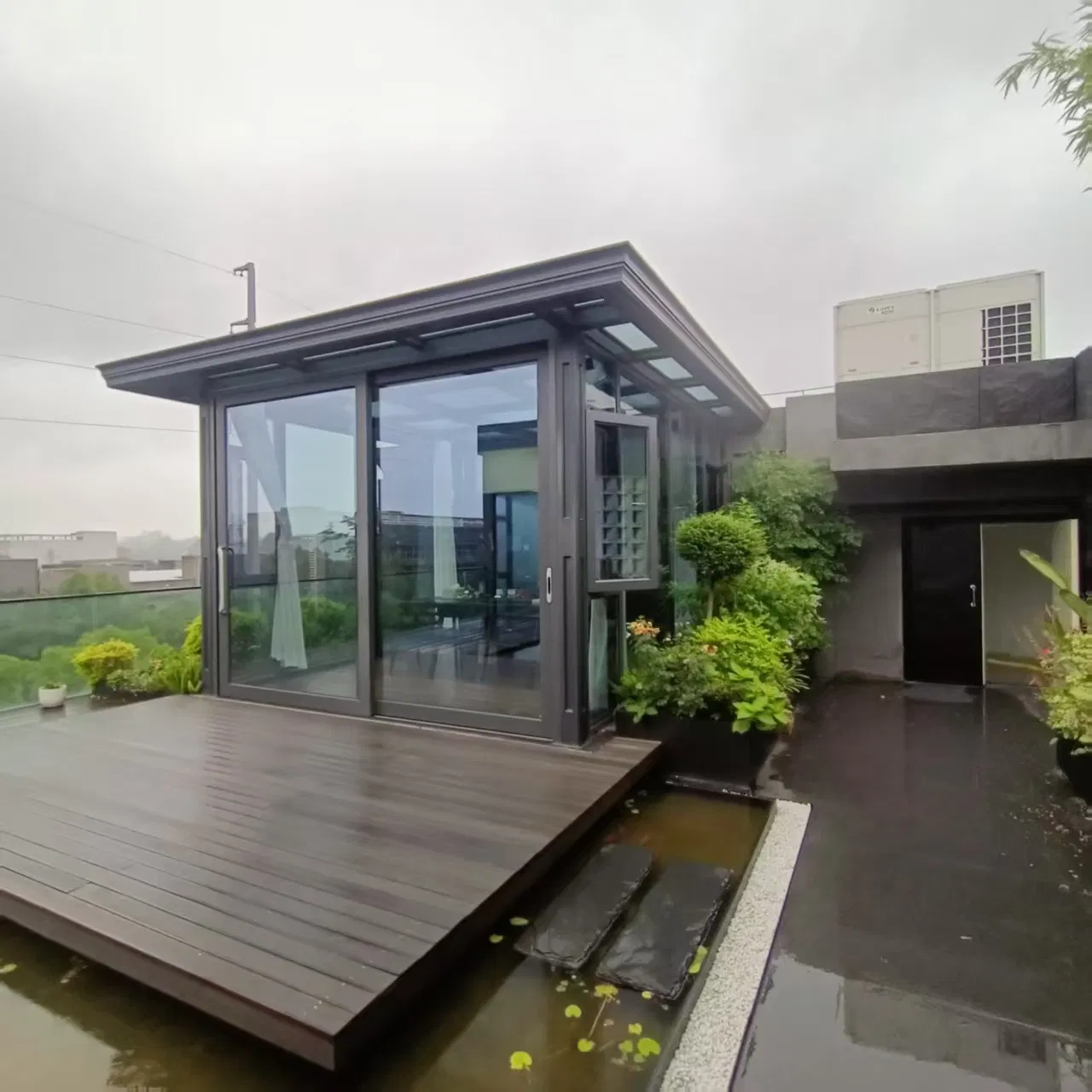 Prefabricated Garden House Guangdong Aluminum Sunroom with Casement Window Sliding Door for Villa