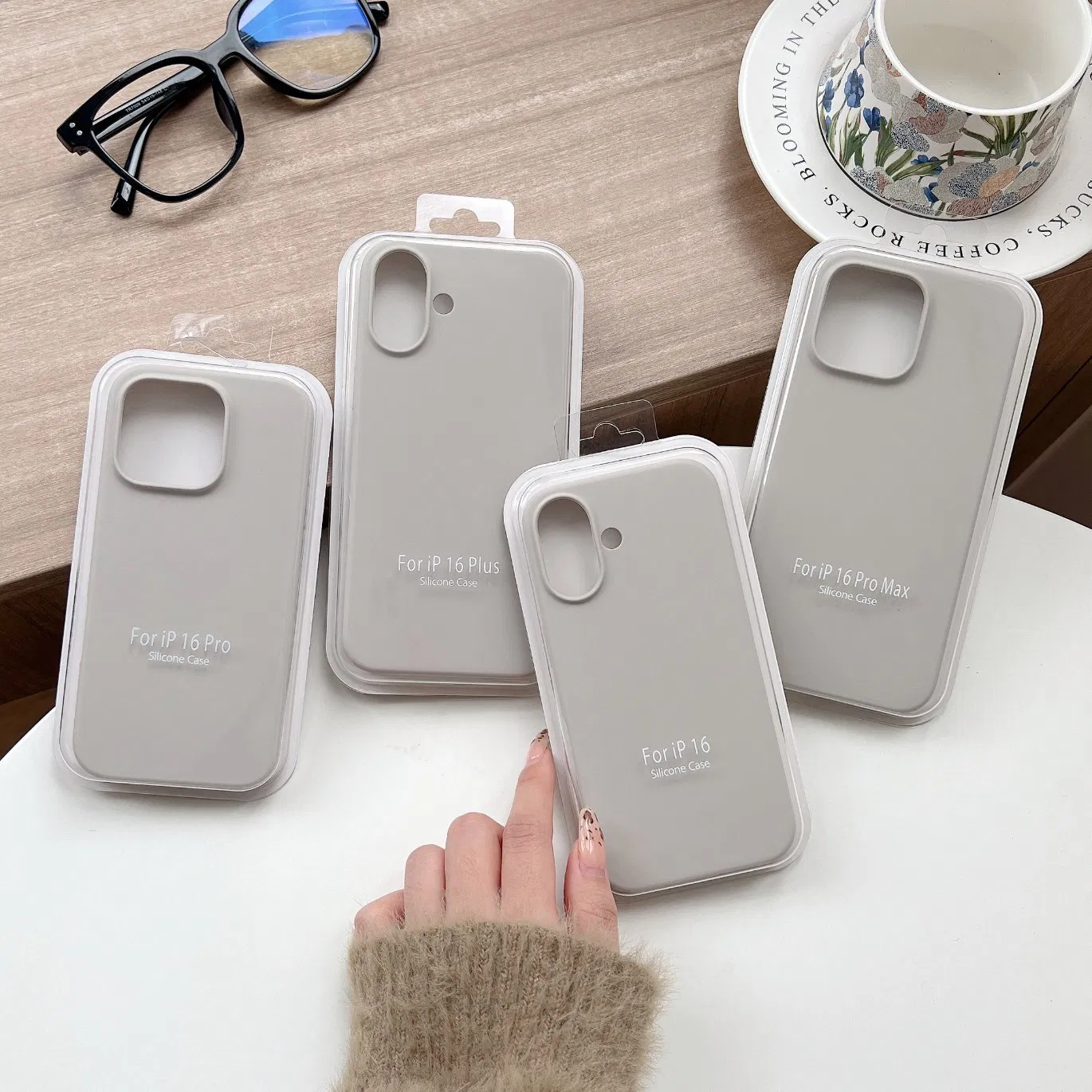 Чехол из жидкого силикона для iPhone 16 серии