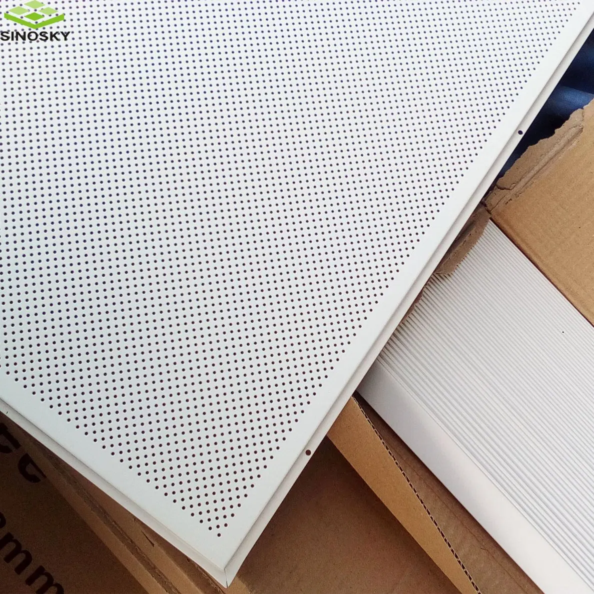 China Pop Acoustic Aluminum Metal Clip in Design Square Ceiling Tiles