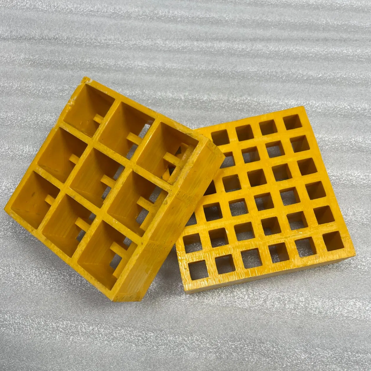 Hot Sale FRP Grating Fiberglass Tree Well Grating for Industrial Construction Ageing Resistant Grit Bending Cutting Mold