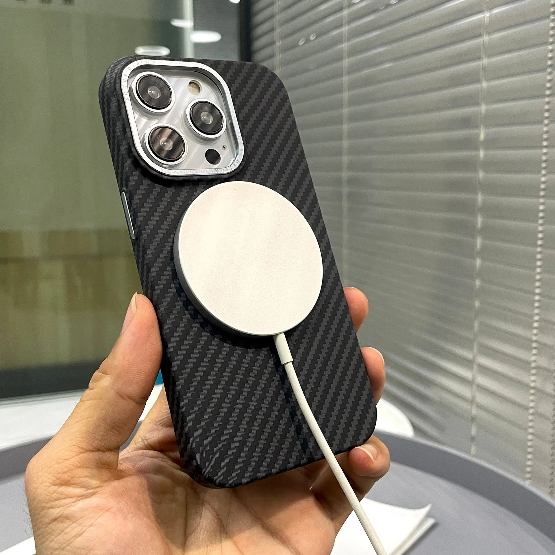 Чехол для iPhone 15 с магнитной линзой из карбона