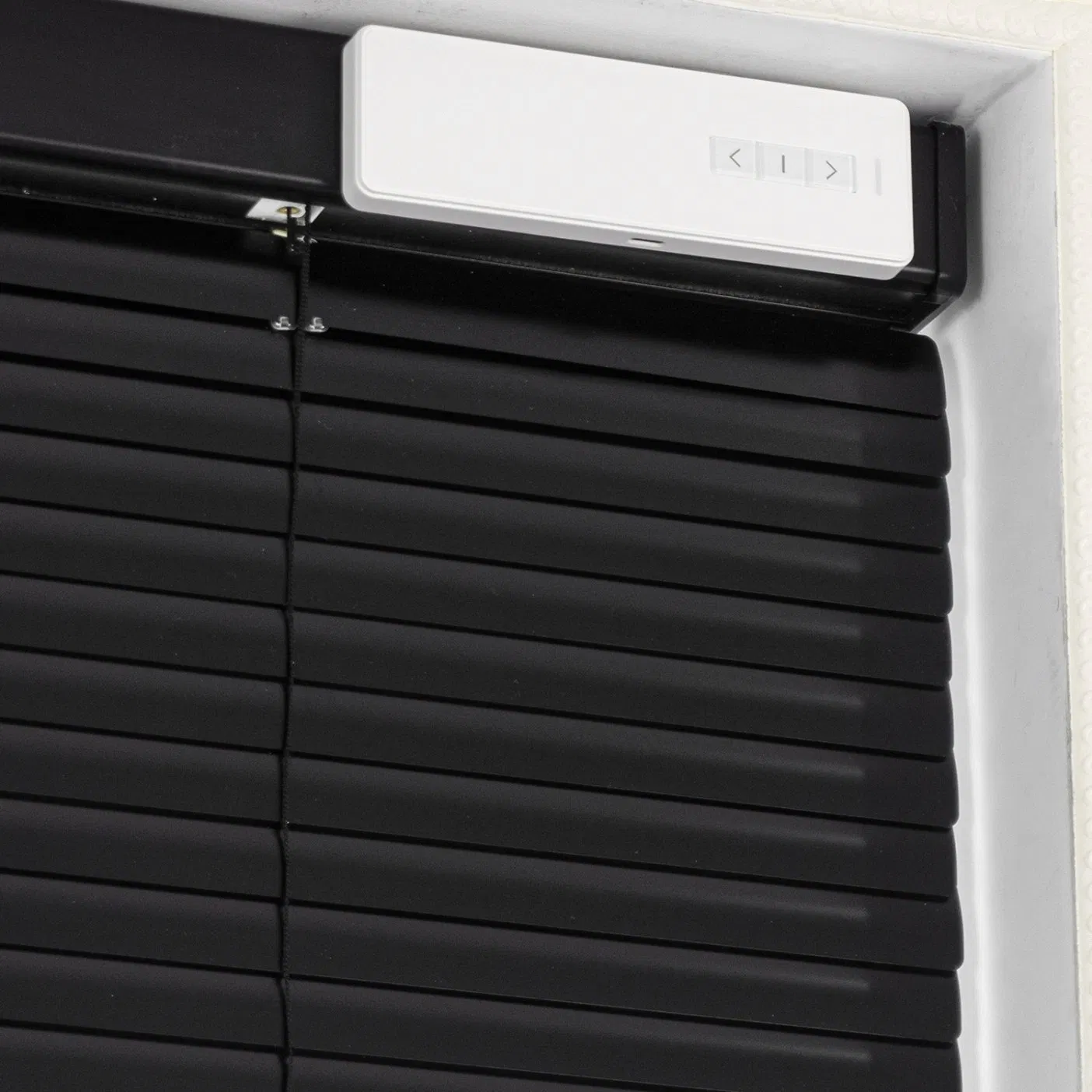 Customized Factory Sale 110V 230 Voltage 50mm 2'' Inch Slats Real Wood 12V Li Battery Basswood Window Motorized Venetian Shades