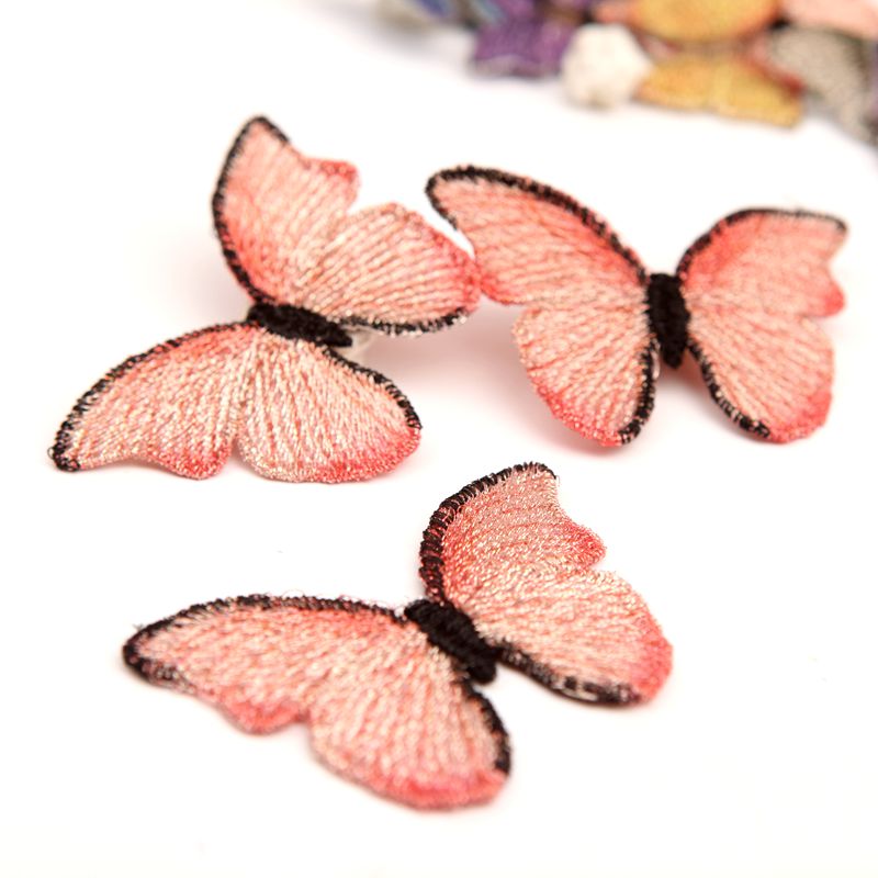 Нашивка вышитая бабочка термоклеевая