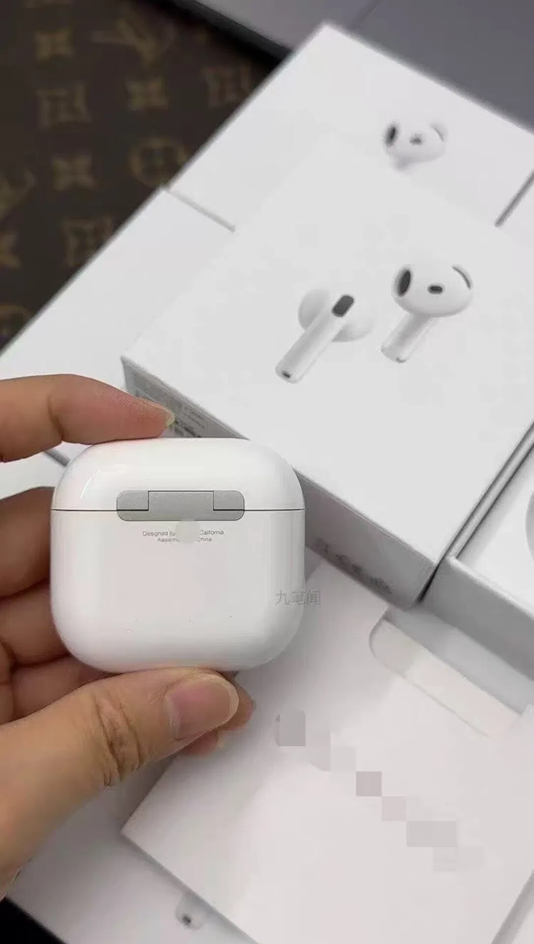 Оригинальные наушники AirPods с шумоподавлением