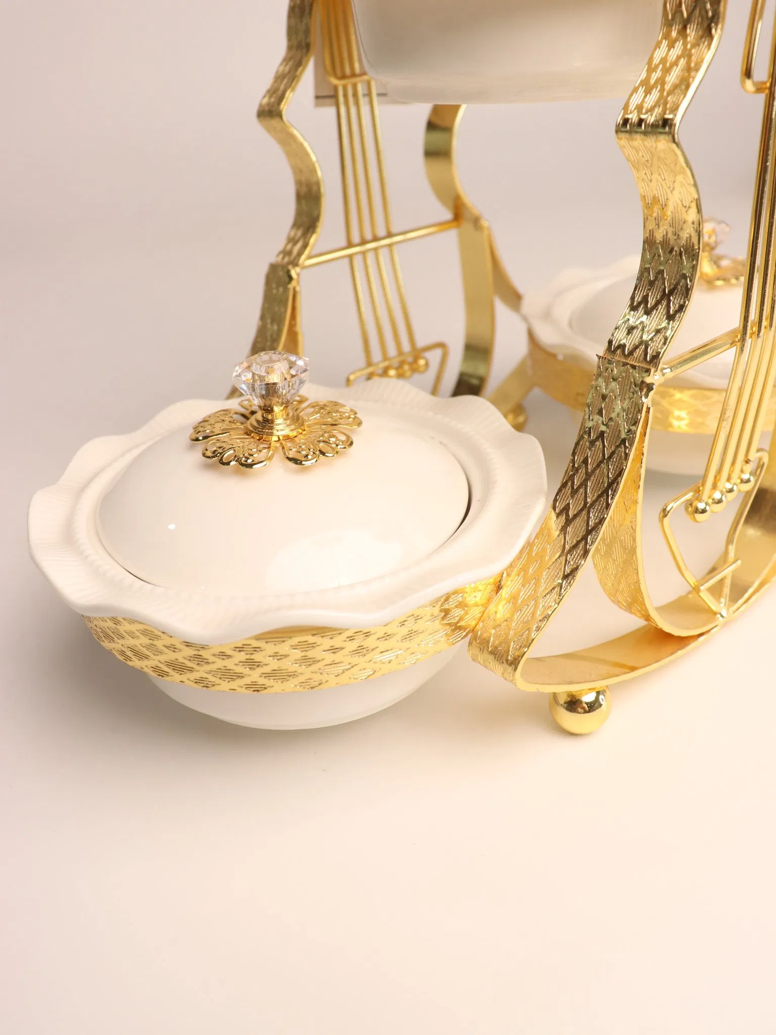 New High-End Gold-Plated Iron Art with 3 Ceramic Bowls with Lids