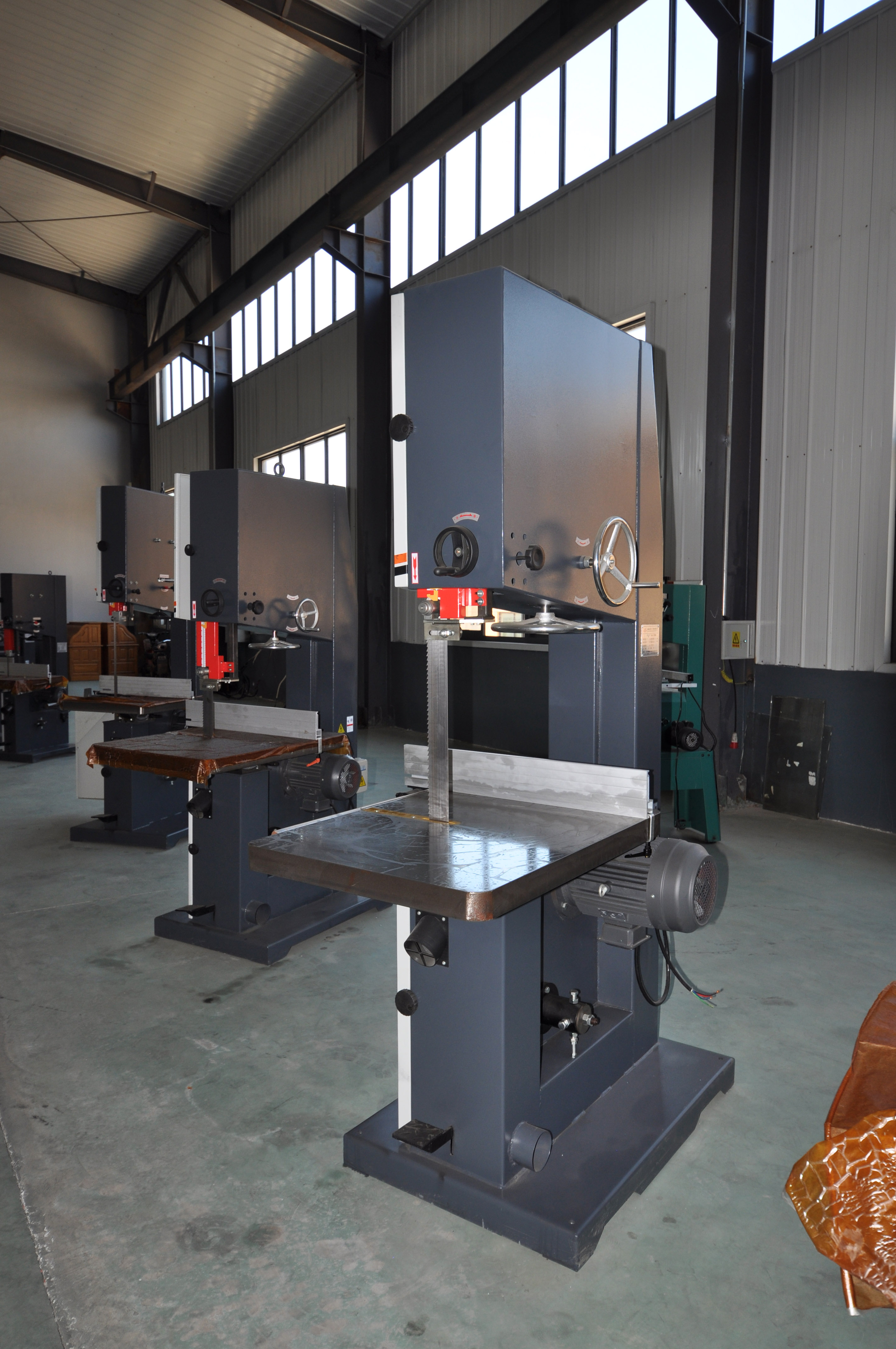 Станок ленточнопильный вертикальный по дереву MJ398B