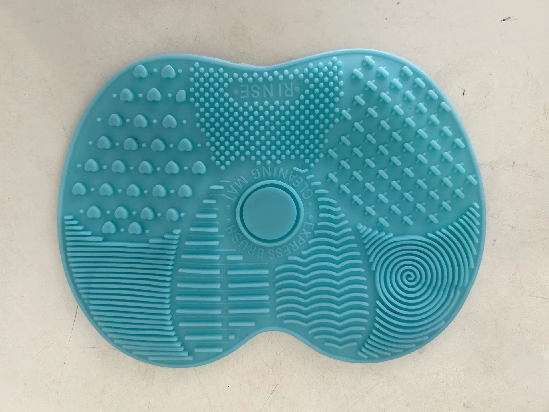 Silicone Apple-Shaped Makeup Brush Cleaning Mat Portable with Suction Cups Multi-Purpose Beauty Tool (In Stock)