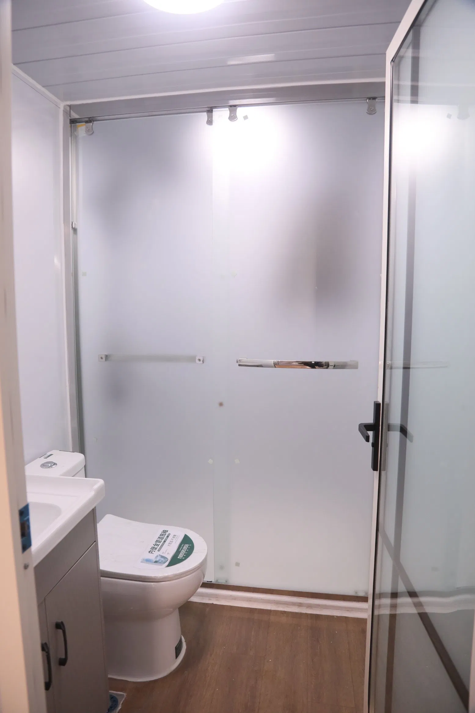 China Prefabricated Fully Equipped Glass Wall Portable Container Hotel House