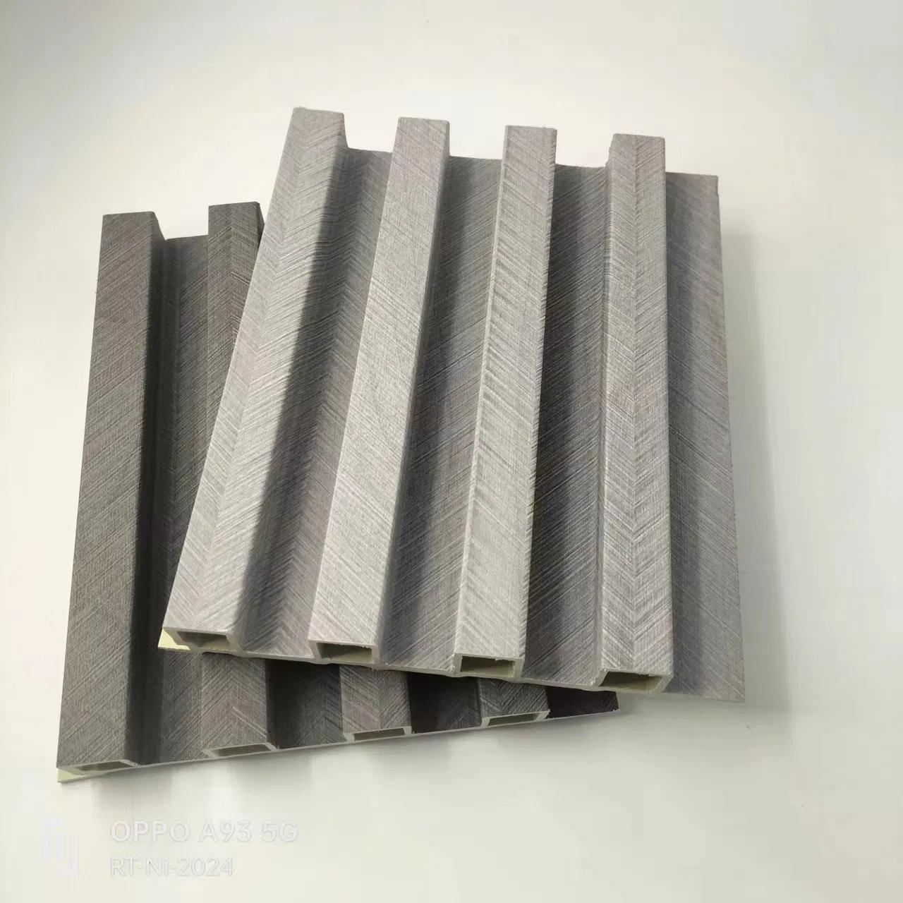 Стильная WPC панель для стен в современном интерьере