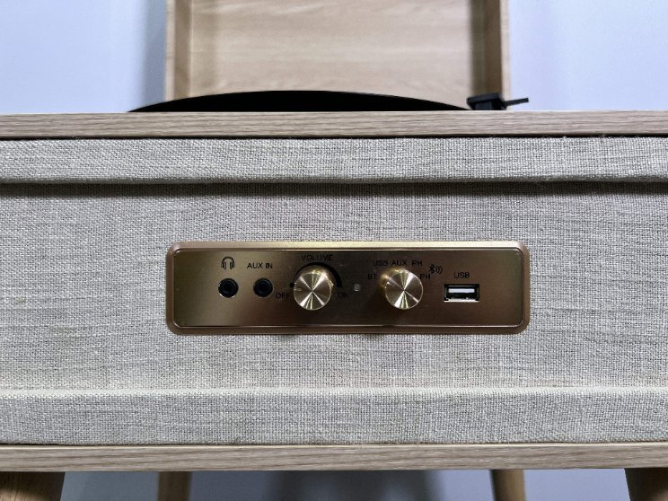 Напольный проигрыватель винила в стиле дерева