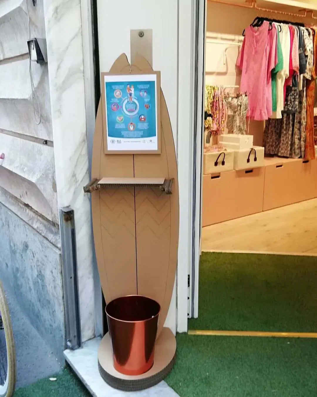 Держатель для санитайзера из картона с дизайном