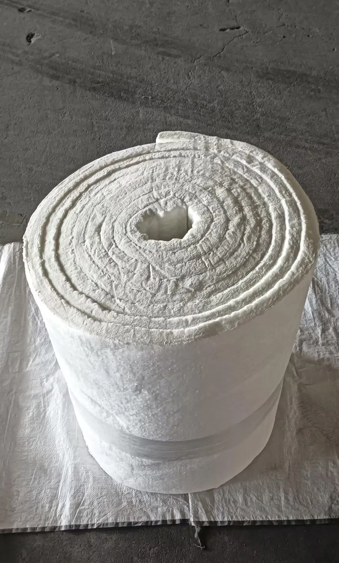 Energy-Saving Ceramic Fiber Blanket Resists 1260°C - Ideal for Back-up Insulation and Industrial Thermal Barriers