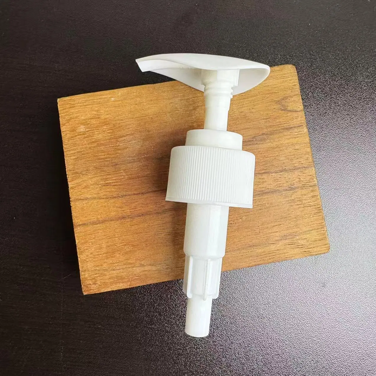 Hy High Quality & Best Price 24 28 32mm Colorful Shampoo Plastic PP Liquid Soap Dispenser Plastic Bottle Pump PP Plastic 2cc 4cc Cream Lotion Pump for Washing