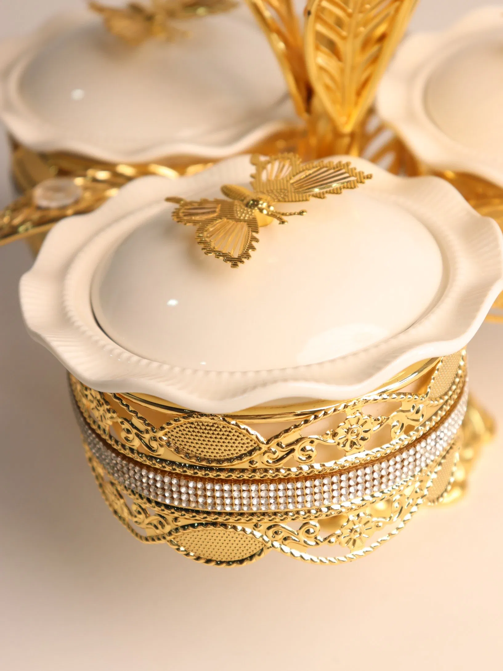 New High-End Gold-Plated Iron Strip with 3 Ceramic Bowls