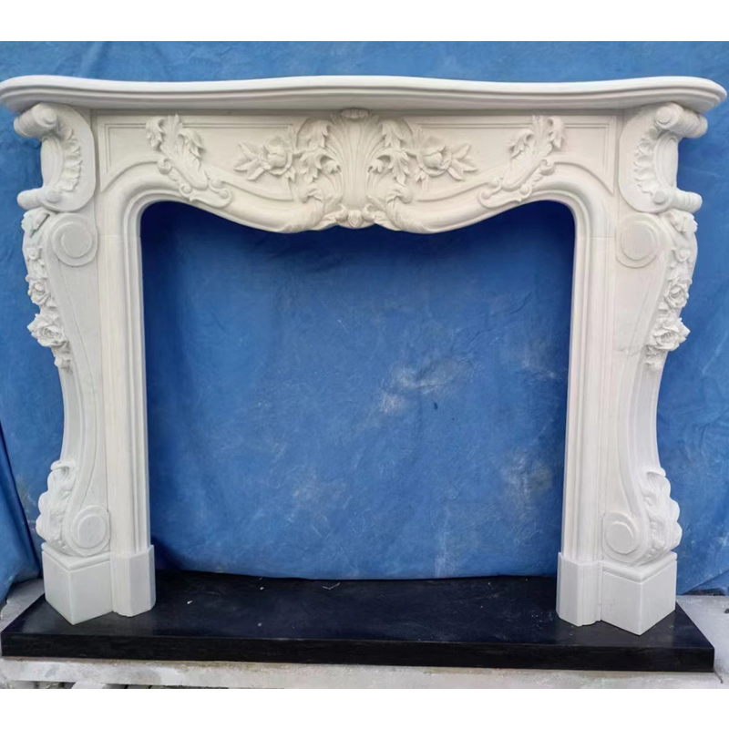 Португальский бежевый камин из известняка с резьбой