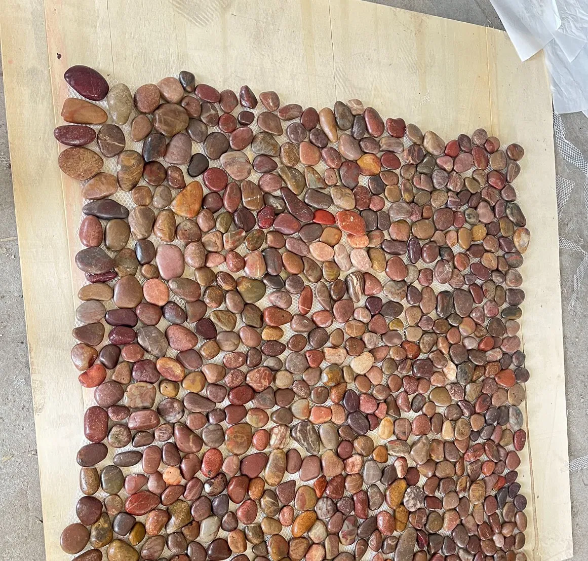Wholesale River Stone Pebble Mosaic Tile Red Color Natural Polished Outdoor Garden Decoration Floor and Wall Use