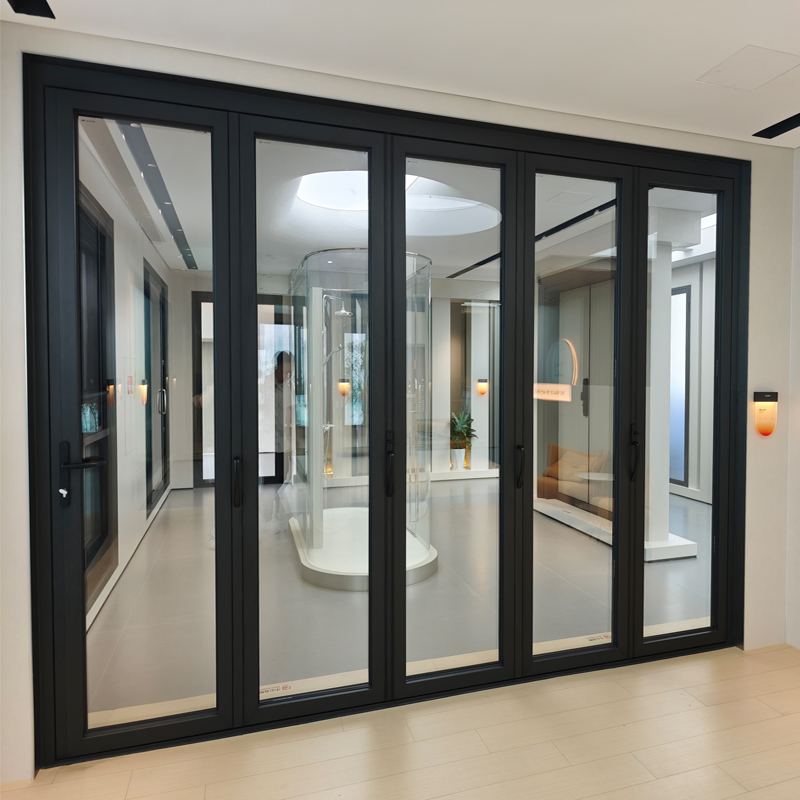 Алюминиевая раздвижная дверь-гармошка для балкона и террасы