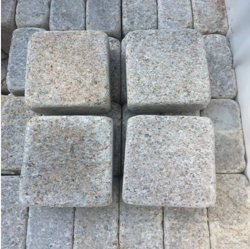 China All Sizes Outdoor Decoration Stone Yellow Cut Granite Setts Cobble Stone Paver Price