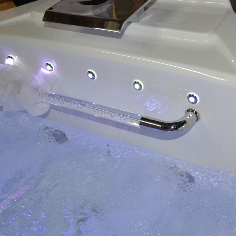 Угловая акриловая ванна с гидромассажем