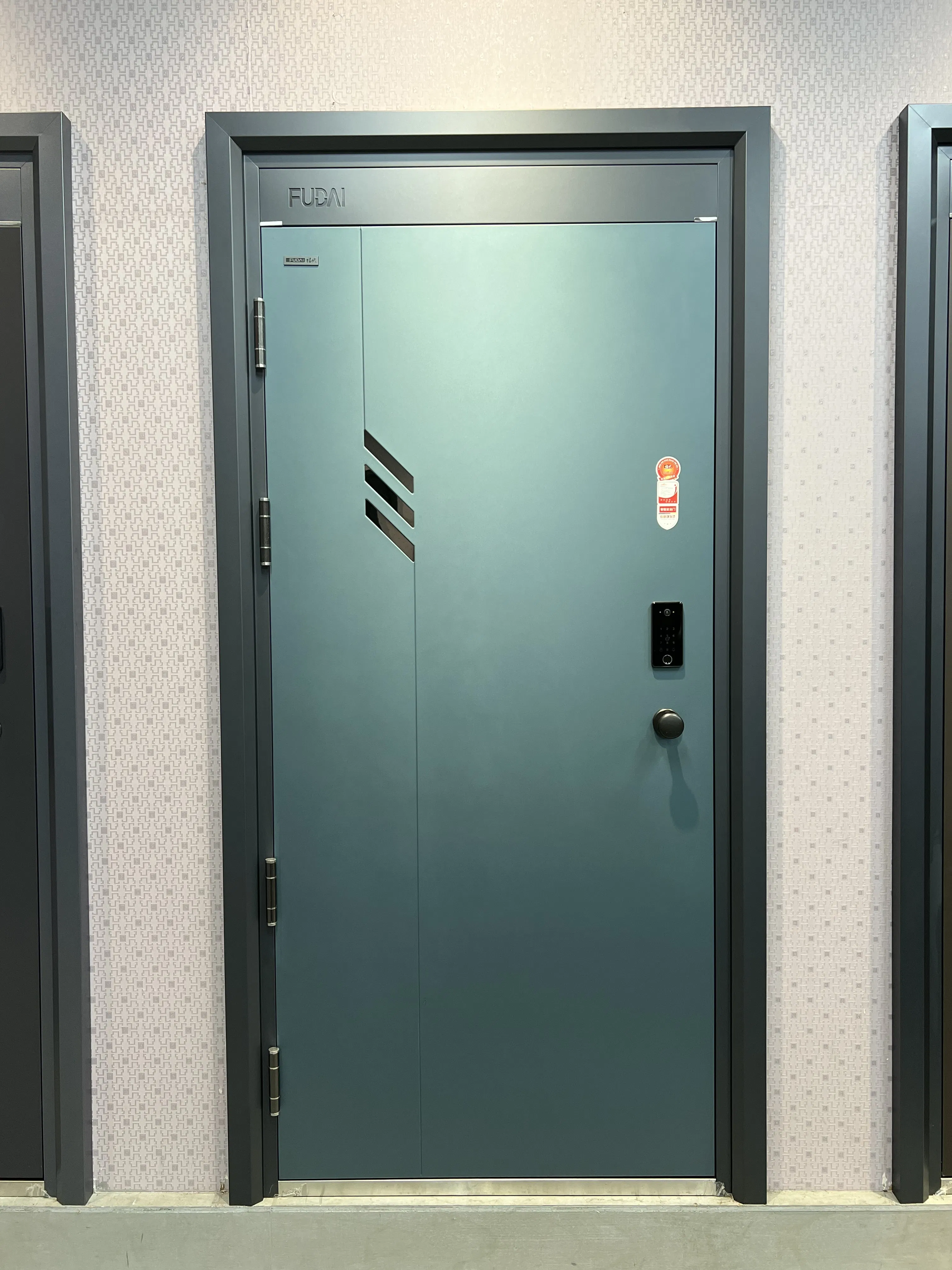 Стильная водонепроницаемая входная дверь для защиты дома