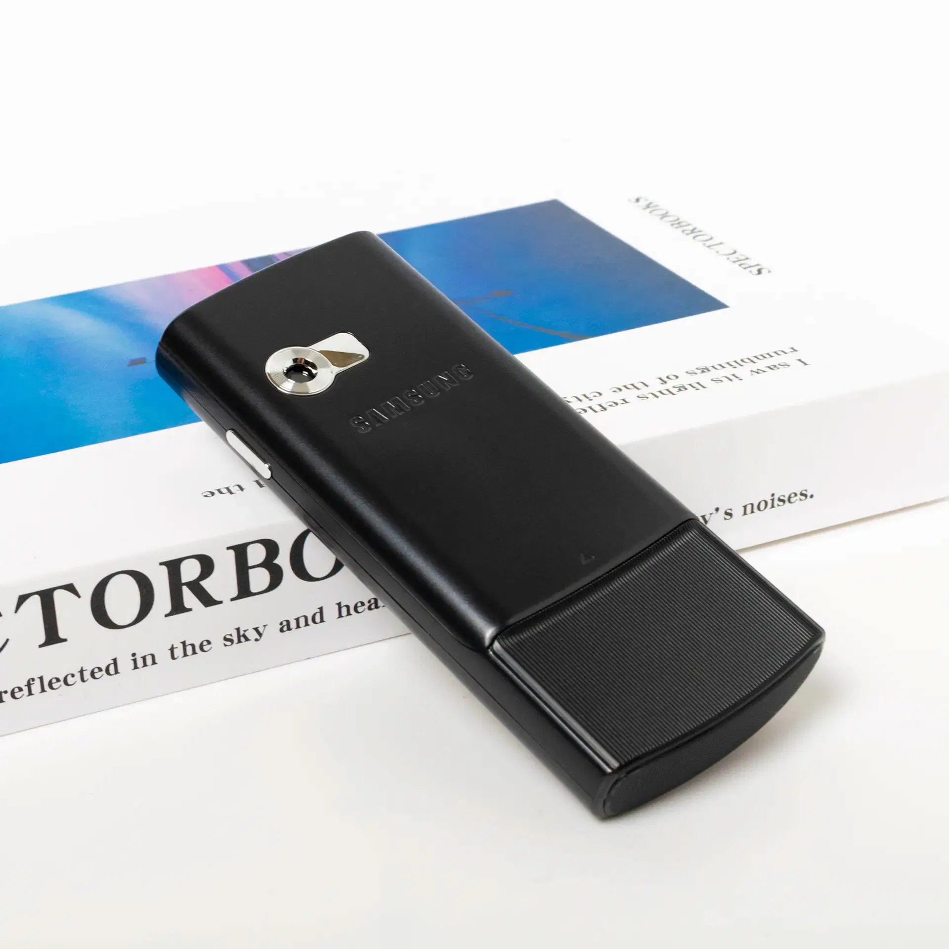 Кнопочный телефон 2G с двумя SIM-картами