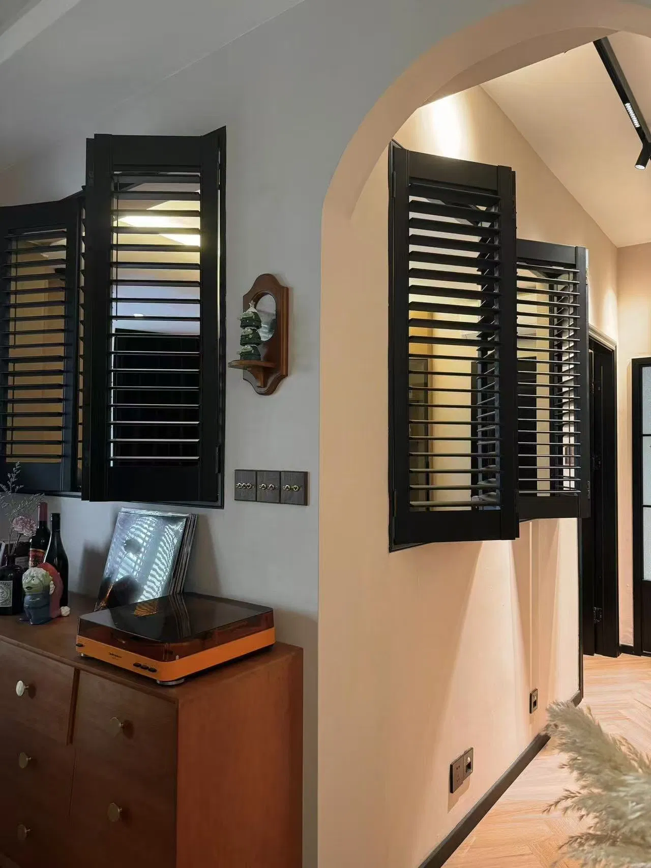 High Quality Wooden Plantation Window Louver Western Style Adjustable Shutters for Bathroom House Fashionable Window