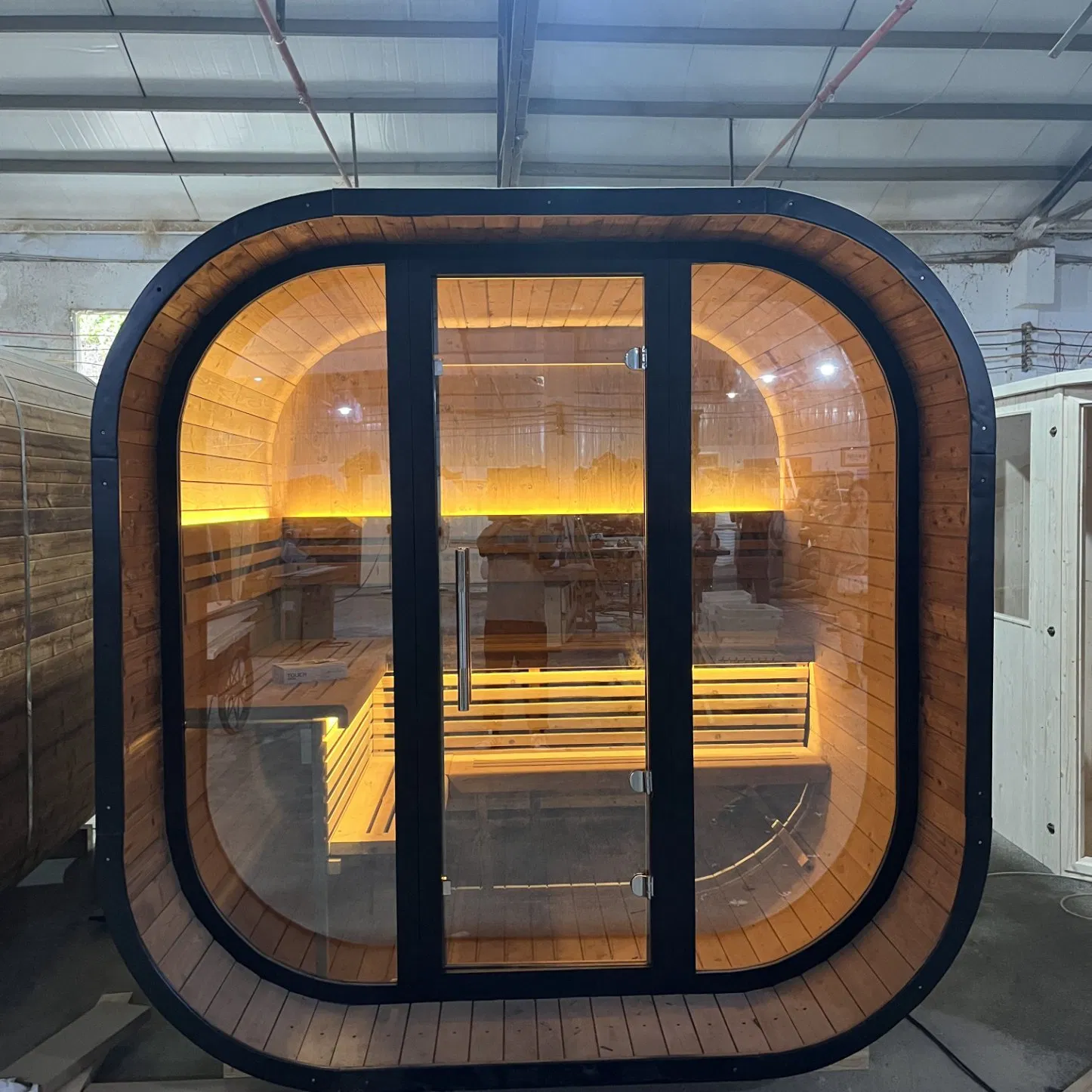 Традиционная уличная сауна-бочка из термодерева