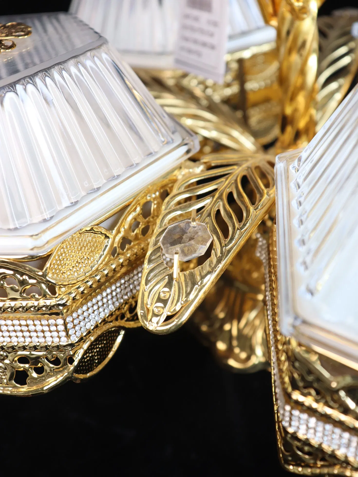 Elegant Fruit Tray with Gilded Ironwork and 4 Plastic Bowls