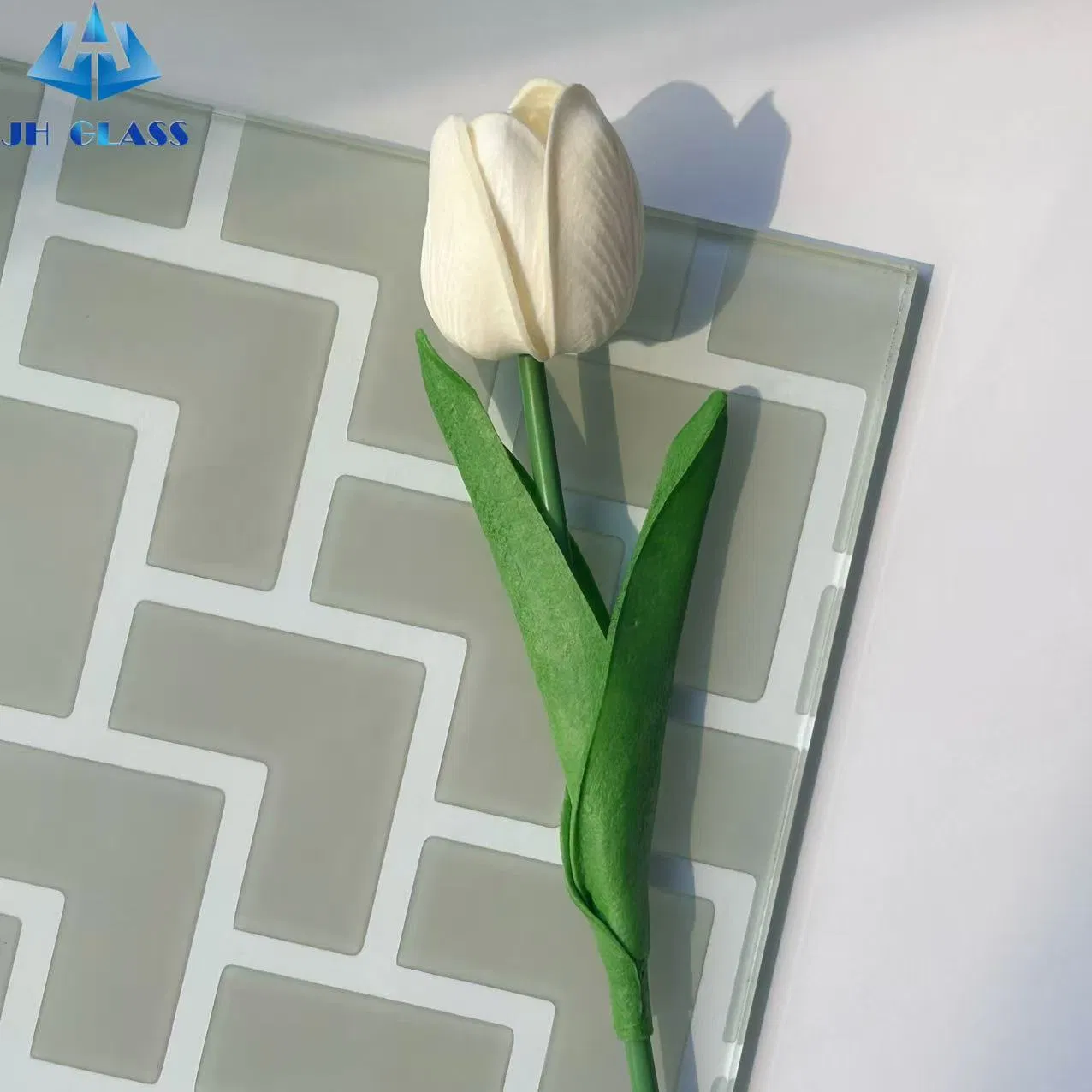 Customizable Elegant Textured Silk Screen Glass Products with Heat Resistance Ideal for Hotel Bathrooms & Office Dividers