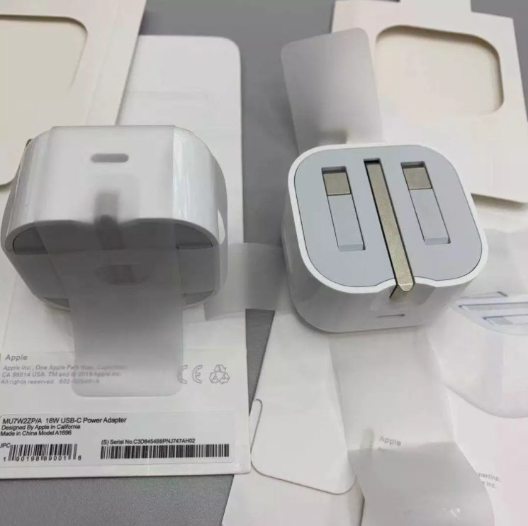 Зарядное устройство 20W USB-C с кабелем