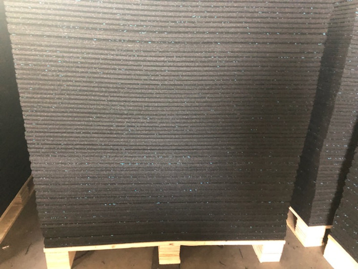 Резиновое противоударное покрытие 60x60 см для спортзала