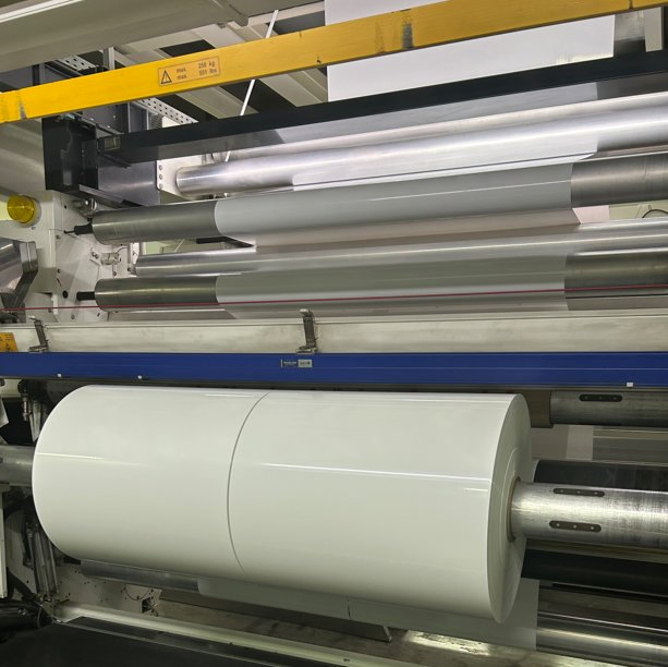 70μm LDPE Label Face Stock Conformable Printable Film for Cosmetic Soft Bottles High Adhesion PE Sticker Film Water Resistant for Shampoo & Lotion Bottle Labels