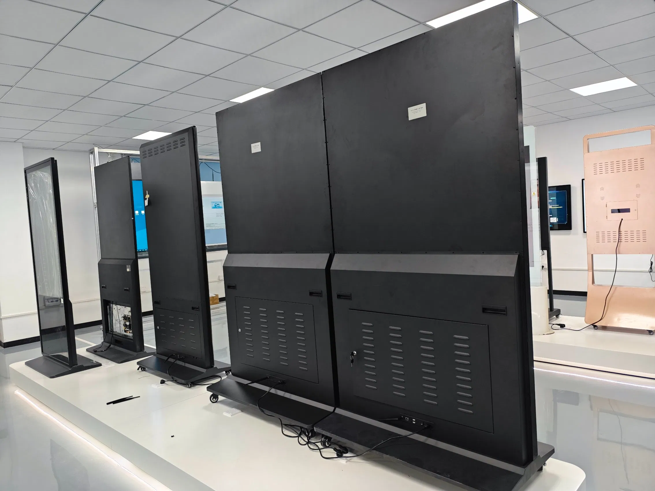 Напольный рекламный киоск с сенсорным экраном 4K