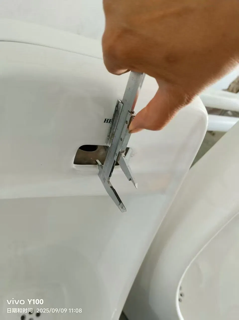 Wall Hung Urinal with Modern Toilet Tank Design for Convenient Use