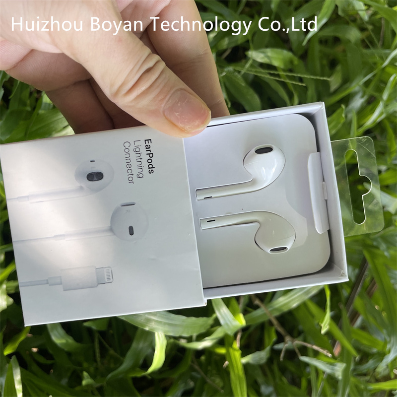 Наушники Earpods с разъемом Lightning