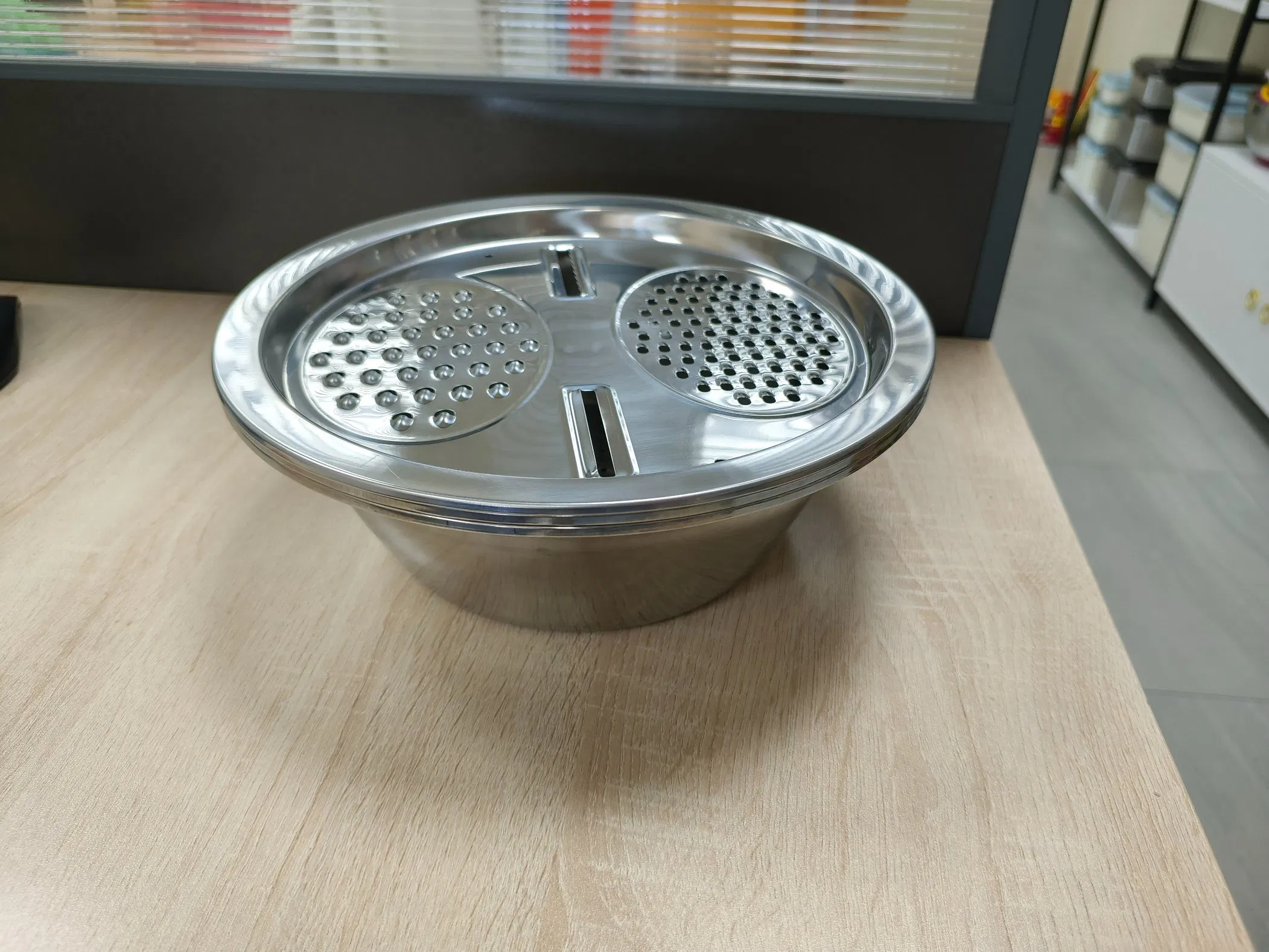 Factory Wholesale Eco Modern Style Egg Beating Pan Kitchen Non-Slip Stainless Steel Salad Bowls with Big Grater