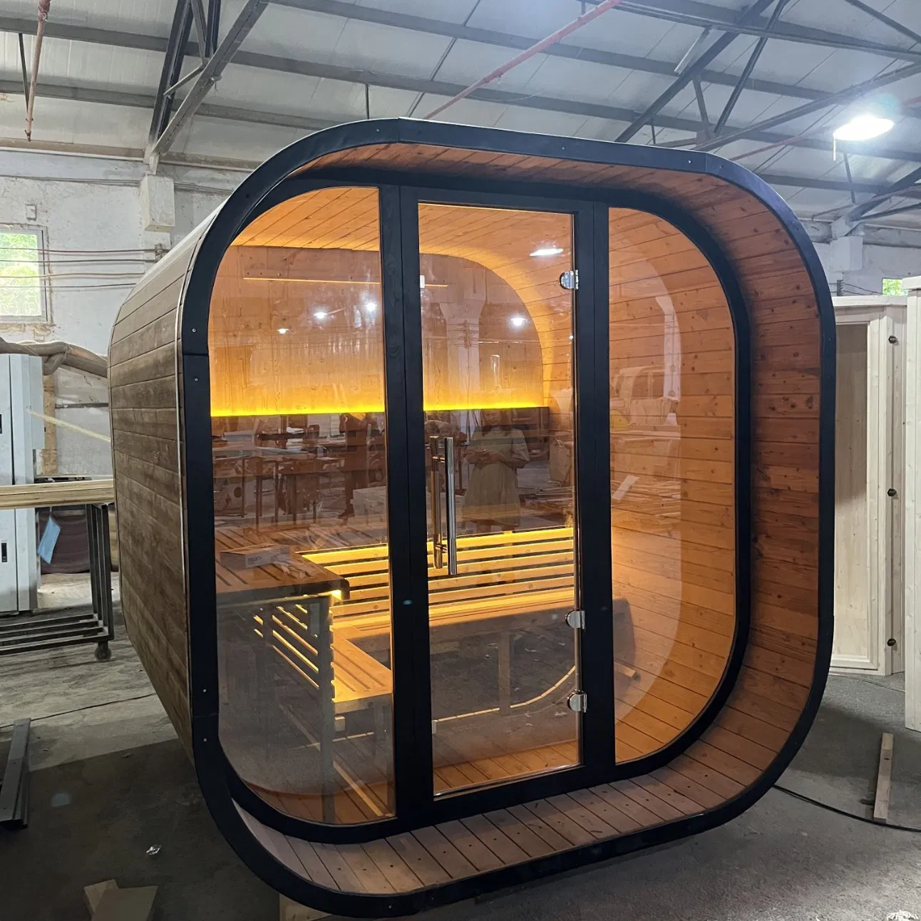 Традиционная уличная сауна-бочка из термодерева