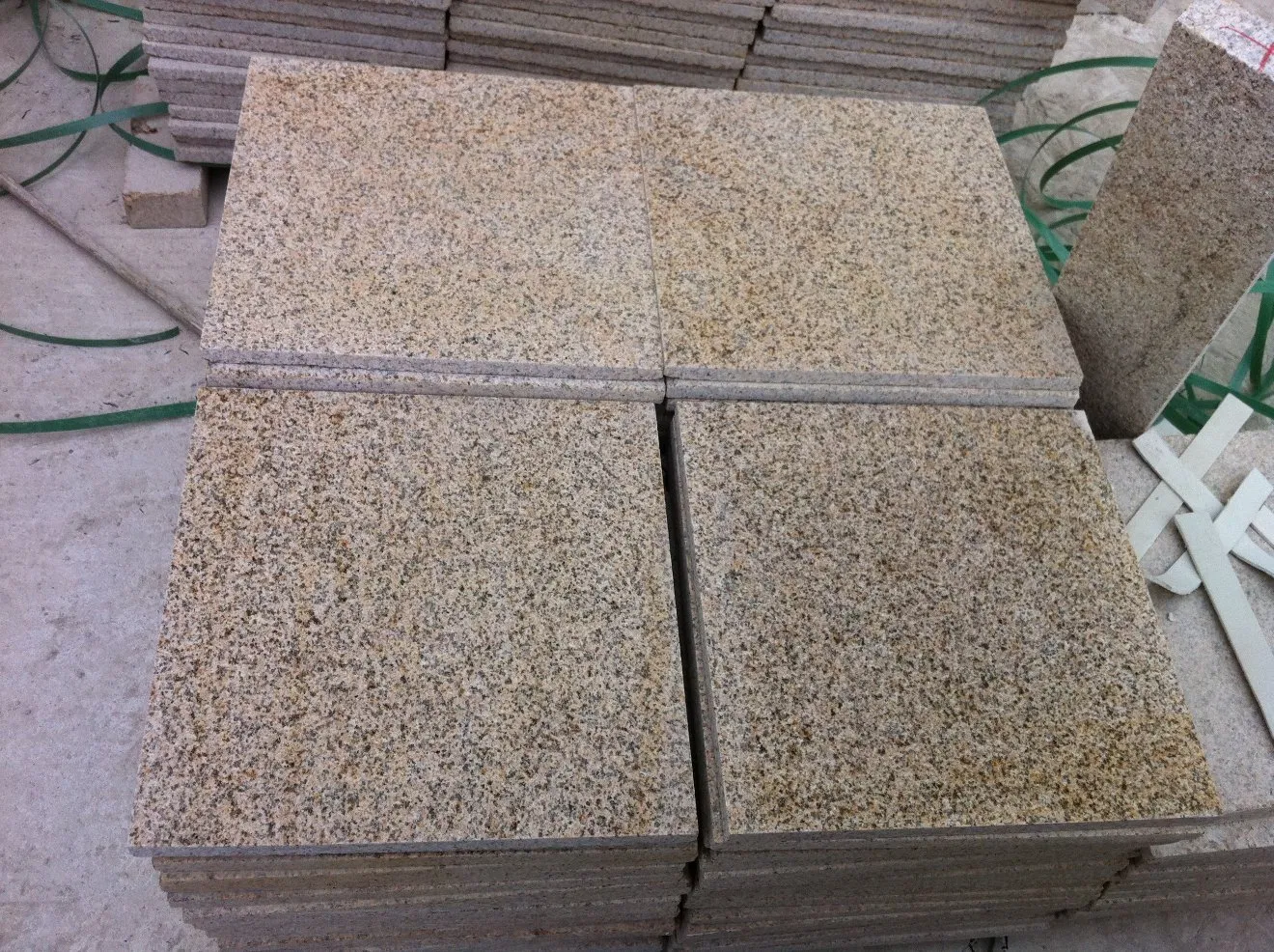G682 Golden Sand Yellow/Rusty Granite Paving Stone with Bushhammered Flamed Saw Cut Surface