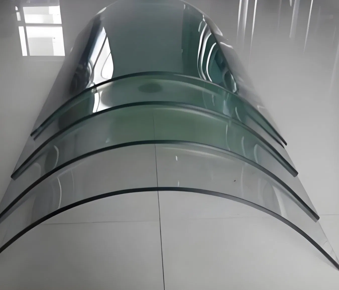 Long-Lasting Curved Safety Glass for Safe Construction Use