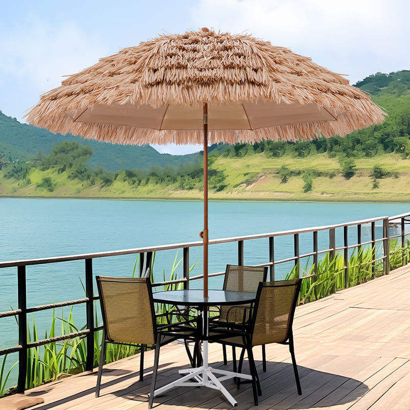 Пляжный зонт из соломы с соломенной крышей