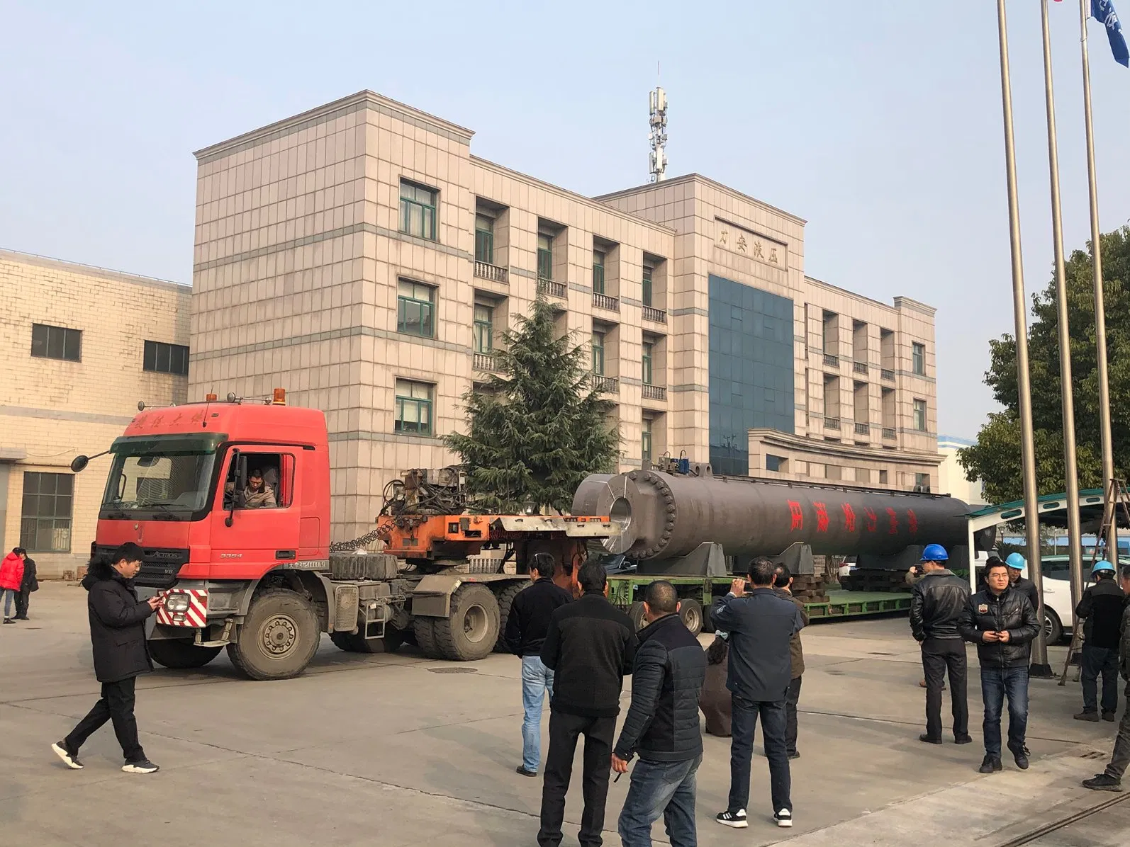 Гидравлический цилиндр 2550т для плавучей копровой установки