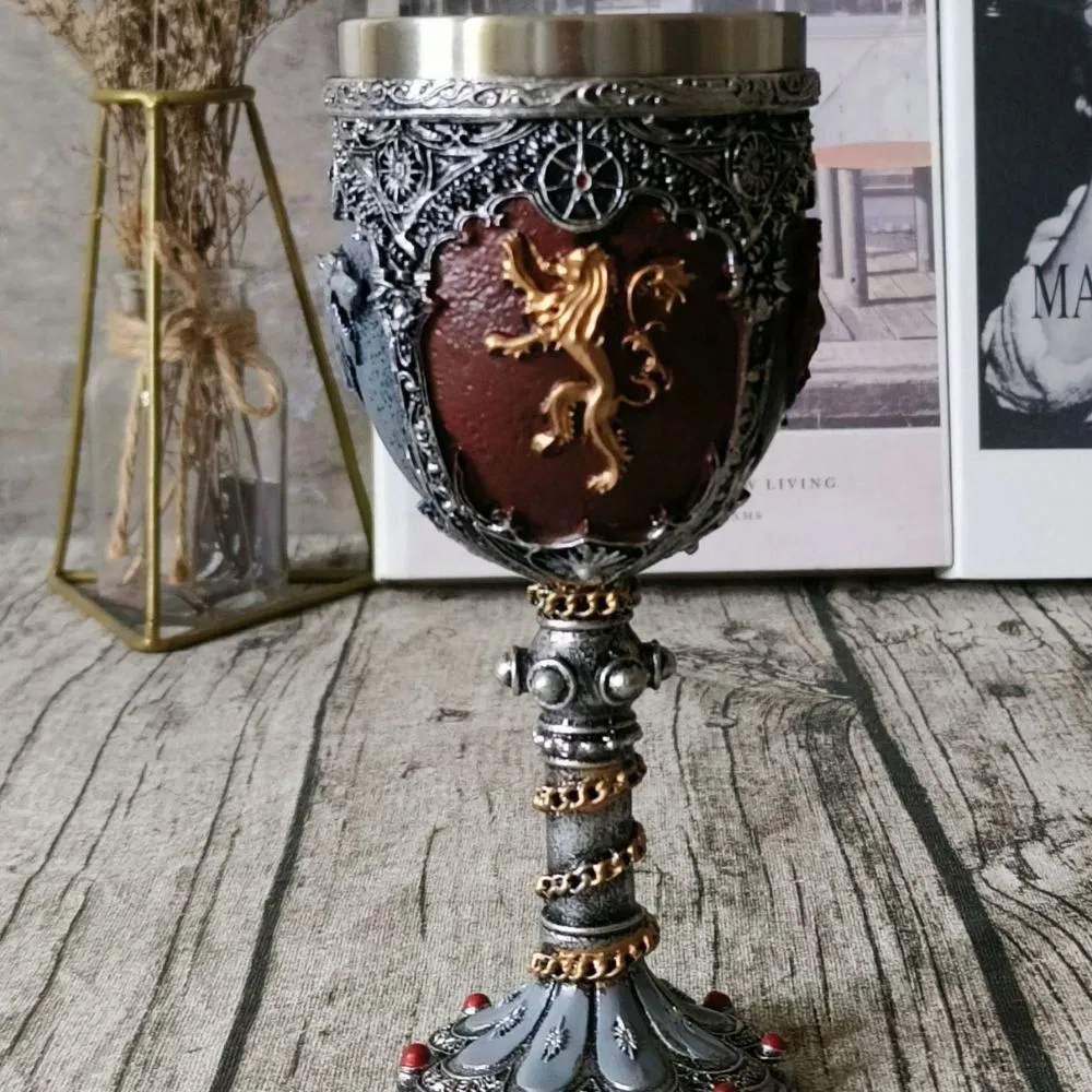 Средневековый винный кубок в готическом стиле
