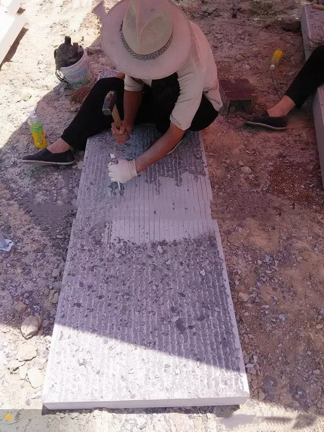Building Material Natural Limestone Grooved/Honed/Tumbled Bluestone for Floor Tiles and Paving Stone and Wall Cladding/Facade