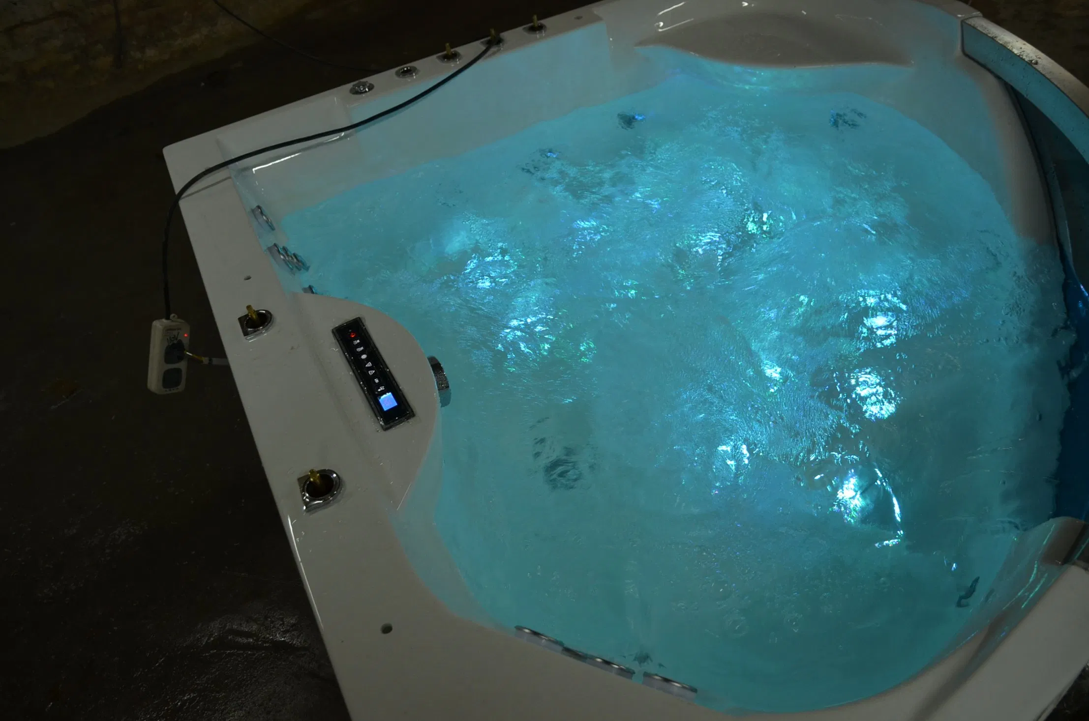 Угловая акриловая ванна с мраморной ступенью и сиденьем