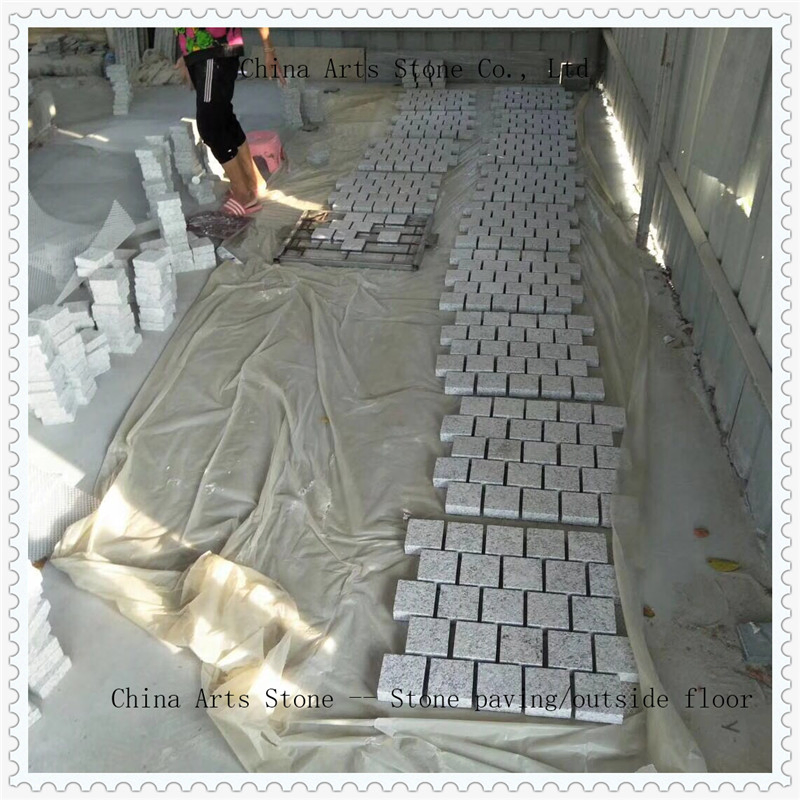 Non-Slip/ Flamed/ Nature Split Granite Back-Net Paving Tile for Square or Garden